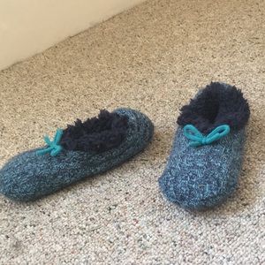 Size 7 life is good slippers mint condition